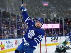 20 octobre 2022 ;  Toronto, Ontario, CAN ;  L'ailier gauche des Maple Leafs de Toronto Nicholas Robertson (89) marque un but et célèbre contre les Stars de Dallas au cours de la troisième période à la Scotiabank Arena.