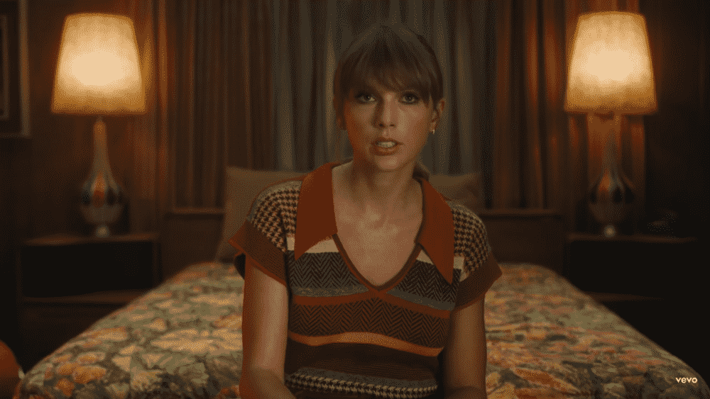 Taylor Swift rejoint YouTube Shorts et lance le #TSAntiHeroChallenge, invitant les fans à partager leurs réactions au premier clip vidéo 