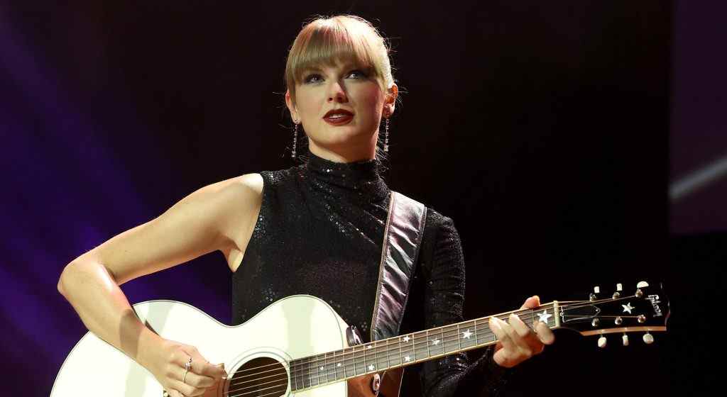 Taylor Swift révèle la liste complète des chansons de « Midnights », y compris une apparition en vedette de Lana Del Rey sur « Snow on the Beach »
	
	
