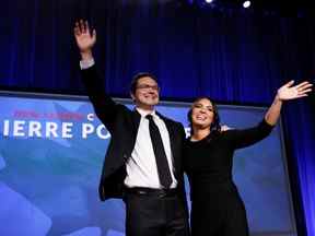 Pierre Poilievre, à gauche, et son épouse Anaida Poilievre montent sur scène après avoir remporté l'élection à la direction du Parti conservateur, à Ottawa, le 10 septembre.