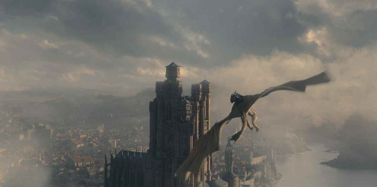 Syrax, un dragon jaune géant, vole dans le ciel de King's Landing vers le donjon rouge de House of the Dragon