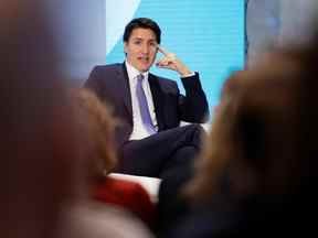 Le premier ministre Justin Trudeau est interviewé par le journaliste climatique de Bloomberg Akshat Rathi lors d'une conférence à Ottawa organisée par l'Institut canadien du climat.