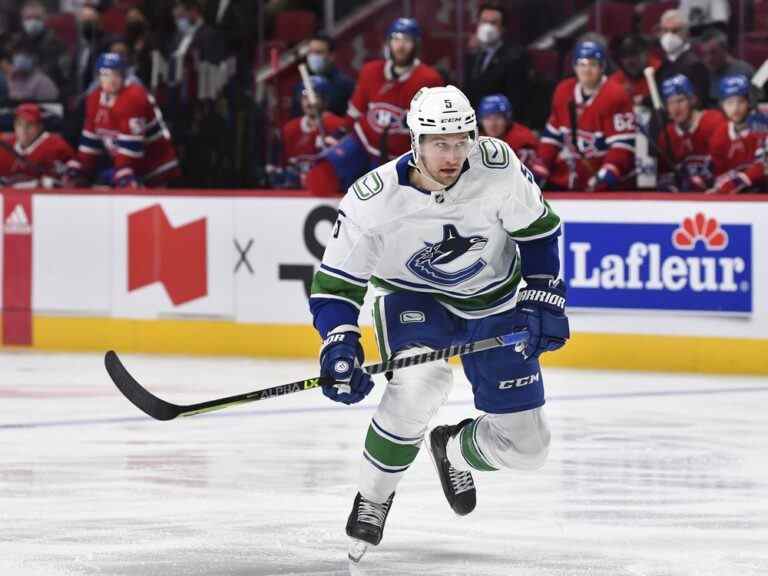 Tucker Poolman des Canucks quitte le match avec une blessure non divulguée