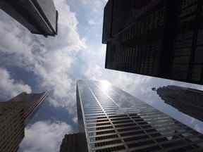 Des tours de banque sont montrées depuis Bay Street dans le quartier financier de Toronto, le mercredi 16 juin 2010. Les principales sociétés canadiennes ont payé 30 milliards de dollars de moins en impôts en 2021 que prévu, selon un nouveau rapport de Canadiens pour une fiscalité équitable. LE PRESSE CANADIENNE/Adrien Veczan