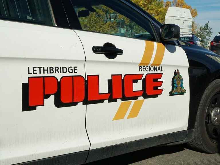 Un homme accusé d’avoir étouffé et menacé une infirmière des urgences à Lethbridge