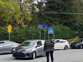 La police de Québec a érigé des barrages routiers et fouillé des voitures après une fusillade dans une station balnéaire de l'Estérel le vendredi 7 octobre 2022.