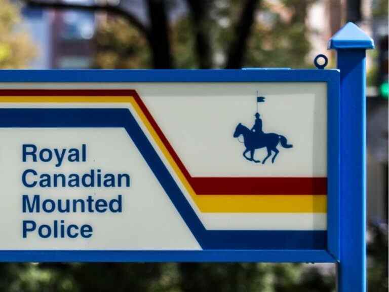 Un homme menace la GRC et utilise une hachette pour endommager un détachement rural de l’Alberta