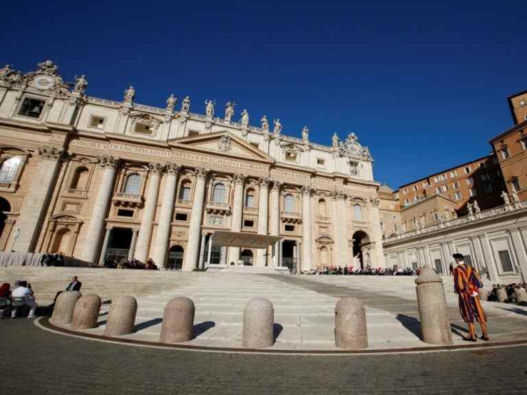 Un homme renverse d’anciens bustes romains dans les musées du Vatican