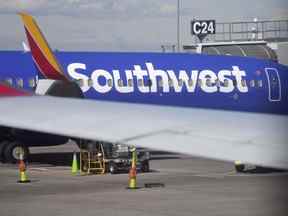 Un avion de ligne de Southwest Airlines est assis à une porte du hall C de l'aéroport international de Denver le mercredi 6 octobre 2021 à Denver.