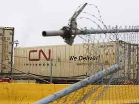 Un conteneur de la Compagnie des chemins de fer nationaux du Canada aux terminaux intermodaux de Brampton, en Ontario.