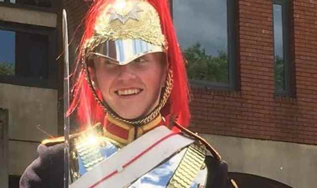 Un soldat de 18 ans qui a participé aux funérailles d’État de Queen’s retrouvé mort à la caserne