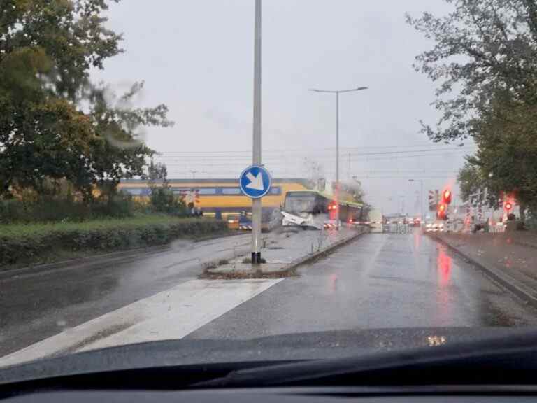 Un train percute un bus à un passage à niveau néerlandais, personne n’est blessé