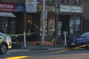 Un homme a été abattu sur l'avenue Danforth, juste à l'est de l'avenue Donlands, le vendredi 28 octobre 2022.