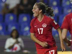 La Canadienne Jessie Fleming célèbre le premier but de son équipe contre la Jamaïque lors d'un match de demi-finale du Championnat féminin de soccer de la CONCACAF à Monterrey, au Mexique, le jeudi 14 juillet 2022.