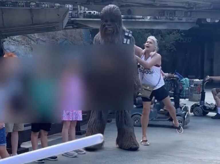 Une femme expulsée de Disney World après avoir poussé Chewbacca