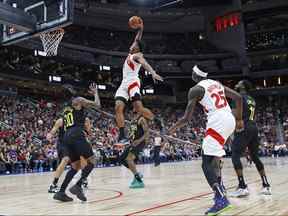 Scottie Barnes des Raptors a lancé un dunk au-dessus de l'arrière du Jazz Jordan Clarkson à Edmonton hier soir.