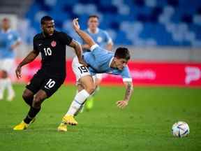 L'attaquant canadien Junior Hoilett (L) et l'attaquant uruguayen Martin Satriano se disputent le ballon lors du match de football amical entre le Canada et l'Uruguay à Bratislava, en Slovaquie, le 27 septembre 2022.