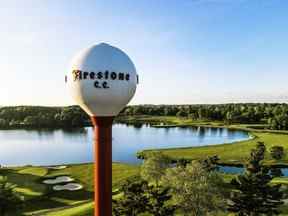 Une photo du château d'eau du Firestone Country Club à Akron, Ohio.