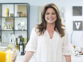 L'animatrice Valerie Bertinelli pose pour une photo, comme on le voit dans Valerie's Home Cooking de Food Network, saison 3.