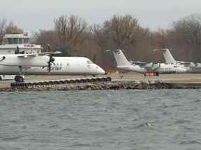 Des avions appartenant à Porter Airlines sont stationnés à l'aéroport Billy Bishop le 28 mars 2020.