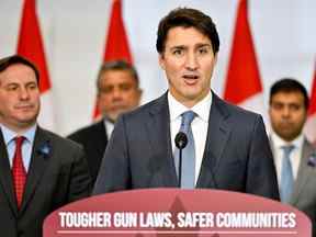 Le premier ministre du Canada, Justin Trudeau, prend la parole lors d'une conférence de presse sur le gel des ventes d'armes de poing, à Surrey, en Colombie-Britannique, au Canada, le 21 octobre 2022.