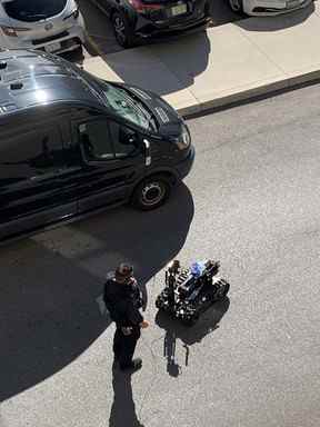 Les flics de Peel déploient un dispositif robotique dans la zone de l'hôpital Credit Valley le vendredi 30 septembre pour une personne barricadée à l'intérieur d'un établissement médical.  JOE WARMINGTON/SOLEIL DE TORONTO