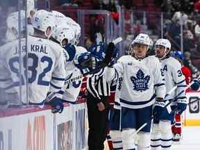 L'ailier des Maple Leafs William Nylander (88) célèbre son but de pré-saison contre Montréal.  Le centre de Nylander Nick Robertson et Denis Malgin à l'entraînement mercredi et devrait voir plus de temps au centre lors des derniers matchs hors-concours de Toronto.