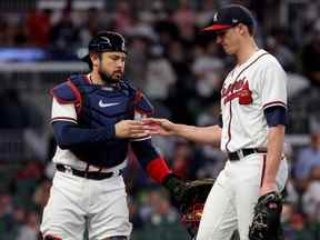 Le receveur des Braves Travis d'Arnaud, à gauche, et le lanceur Kyle Wright, à droite, réagissent après une frappe contre les Phillies lors de la troisième manche du match 2 de la série de la division de la Ligue nationale au Truist Park à Atlanta, le mercredi 12 octobre 2022 .