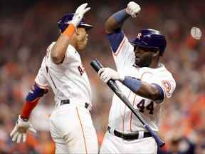 Jeremy Pena des Astros de Houston célèbre un coup de circuit avec Yordan Alvarez lors de la septième manche contre les Yankees de New York dans le premier match de la série de championnats de la Ligue américaine au Minute Maid Park le 19 octobre 2022 à Houston, Texas.