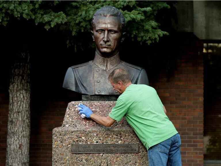 Un journaliste d’Edmonton aurait vandalisé une statue ukrainienne – puis a écrit à ce sujet