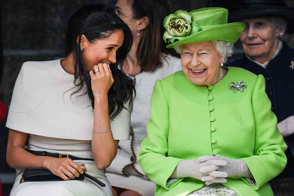 CHESTER, ANGLETERRE – 14 JUIN: La reine Elizabeth II s'assoit et rit avec Meghan, duchesse de Sussex lors d'une cérémonie d'ouverture du nouveau pont Mersey Gateway le 14 juin 2018 dans la ville de Widnes à Halton, Cheshire, Angleterre.  Meghan Markle a épousé le prince Harry le mois dernier pour devenir la duchesse de Sussex et c'est son premier engagement avec la reine.  Au cours de la visite, le couple ouvrira un pont routier à Widnes et visitera The Storyhouse et Town Hall à Chester.  (Photo de Jeff J. Mitchell/Getty Images)