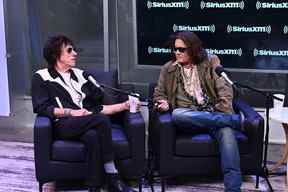 Jeff Beck et Johnny Depp assistent à la mairie de SiriusXM organisée par Steven Van Zandt le 12 octobre 2022 à New York.  Noam Galai/Getty Images pour SiriusXM