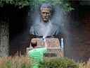 Un bénévole lave la peinture en aérosol de la statue de Roman Shukhevych au Complexe de l'unité de la jeunesse ukrainienne, 9615 153 Ave., à Edmonton le mardi 10 août 2021.