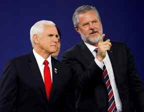 Jerry Falwell Jr. et le vice-président américain Mike Pence se préparent à partir à la fin des cérémonies d'ouverture de l'école à Lynchburg, en Virginie, le 11 mai 2019.