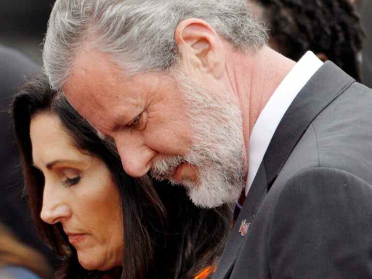 BUSTE BIBLE !  Jerry Falwell Jr. a regardé sa femme effectuer un acte sexuel sur un garçon de la piscine