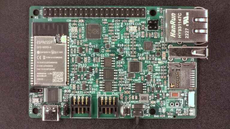 Le conseil de financement participatif a ESP32 et Raspberry Pi Pico travaillant ensemble