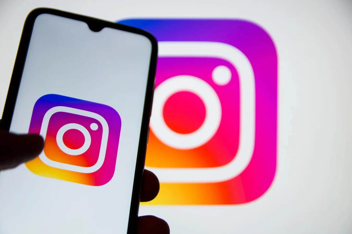 Dans cette photo, le logo Instagram est affiché sur un écran de smartphone avec le logo Instagram en arrière-plan à Athènes, en Grèce, le 31 octobre 2022. Les comptes Instagram sont en cours de fermeture.  Les utilisateurs ne pourront ni envoyer de messages ni poster.  (Illustration photo par Nikolas Kokovlis/NurPhoto via Getty Images)