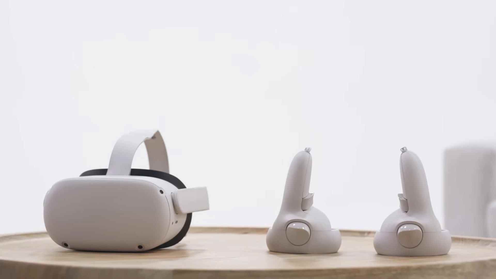 Un casque Oculus Quest 2 (à gauche) et ses contrôleurs (à droite) sur une surface en bois