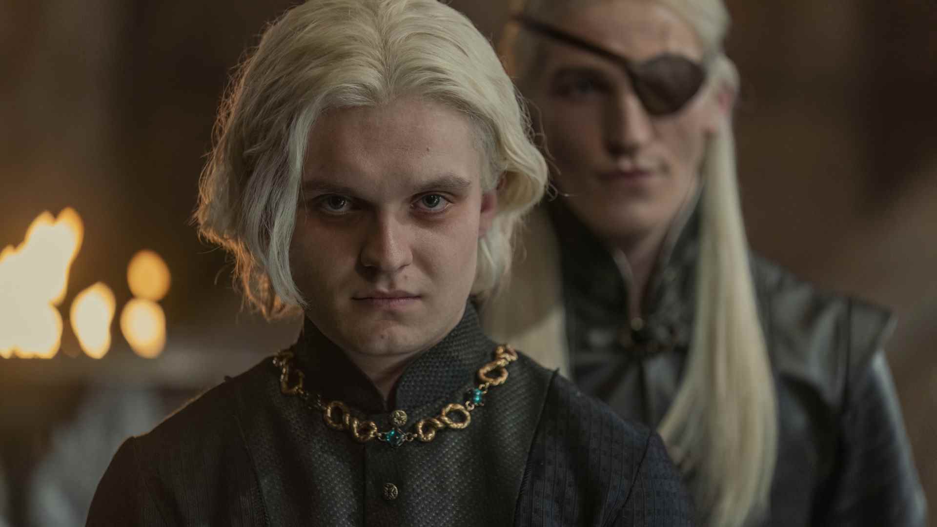 Tom Glynn-Carney et Ewan Mitchell dans La Maison du Dragon