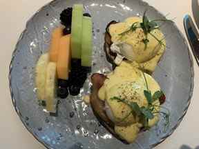 Eggs Benedict chez Bruno, l'un des restaurants de l'hôtel Versante à Richmond, en Colombie-Britannique (Jane Stevenson/Toronto Sun)