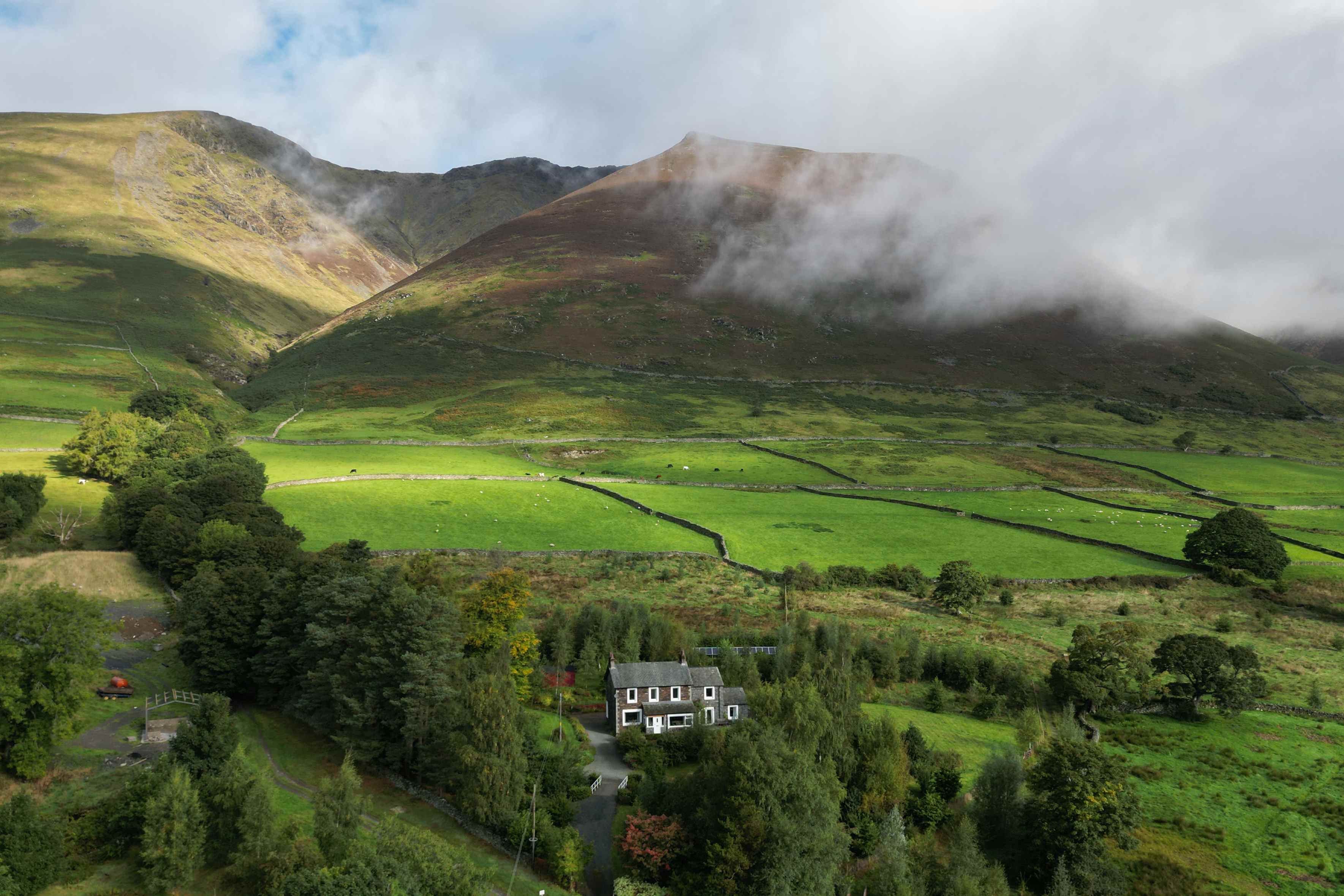 Une maison sur une colline dans le Lake District