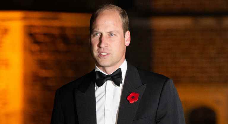 Le prince William enfile une cravate noire pour les prix de la conservation pendant que Kate reste à la maison