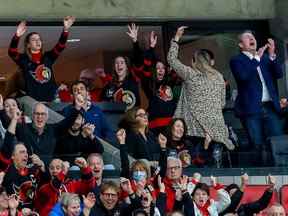 -OTTAWA- Olivia et Anna Melnyk, propriétaires des Sénateurs d'Ottawa, applaudissent la victoire de leur équipe contre les Capitals de Washington lors de la troisième période de la LNH au Centre Canadian Tire le 20 octobre 2022.