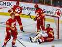 Les Flames de Calgary réagissent après avoir accordé un but à Zach Hyman des Oilers d'Edmonton lors d'un match de hockey de la LNH au Scotiabank Saddledome de Calgary le samedi 29 octobre 2022. AL CHAREST/POSTMEDIA