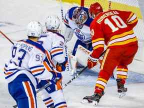 Jonathan Huberdeau tente de rediriger une rondelle devant le gardien des Oilers Stuart Skinner samedi.