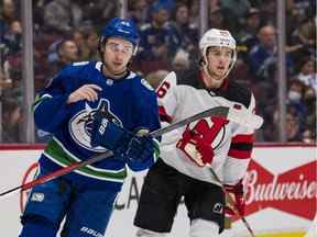 La star des Canucks Quinn Hughes (à gauche) n'a remporté qu'un seul des quatre matchs de la LNH au cours desquels il a affronté son jeune frère Jack.