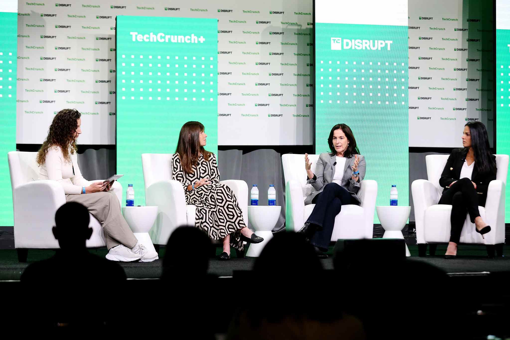 Rebecca Bellan de TechCrunch ;  l'investisseur providentiel Allison Barr Allen de Trail Run Capital ;  Deidre Paknad, cofondatrice et PDG de WorkBoard ;  et Adriana Roche, directrice des ressources humaines de MURAL, prennent la parole sur scène lors de TechCrunch Disrupt 2022.