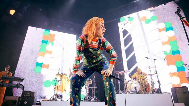 Hayley Williams s'habille en Chucky pour le spectacle d'Halloween de Paramore à Los Angeles, amène les fans sur scène pour "Misery Business"
	
	
