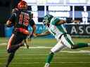 Le secondeur des Roughriders de la Saskatchewan Larry Dean, à droite, atteint le quart-arrière des Stampeders de Calgary Tommy Stevens alors qu'il s'élance sur une course de touché de 85 verges samedi au stade McMahon.