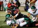 Le quart-arrière des Roughriders de la Saskatchewan Mason Fine est limogé par Terrell McClain des Stampeders de Calgary samedi au stade McMahon.